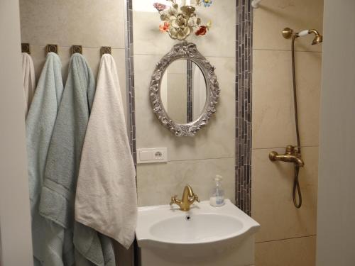 Vonios kambarys apgyvendinimo įstaigoje Little Provence Home