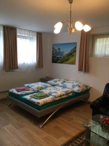 ein Schlafzimmer mit einem Bett in einem Zimmer in der Unterkunft Ferienwohnung Eibenweg in Gebsattel