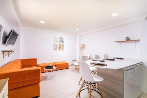 馬塔拉的住宿－Nikkon summer home，客厅配有沙发和桌子