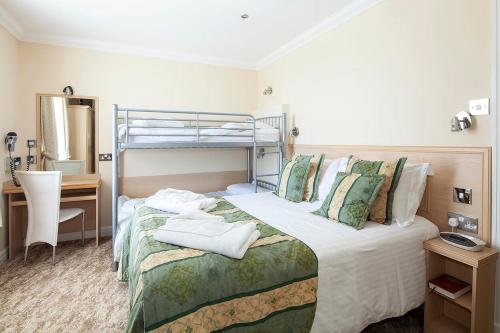 Burbage Holiday Lodge Apartment 5 في بلاكبول: غرفة نوم مع سرير وسرير بطابقين