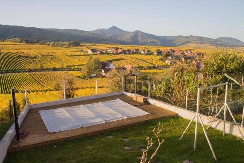 Nespecifikovaný výhled na hory nebo výhled na hory při pohledu z prázdninového domu