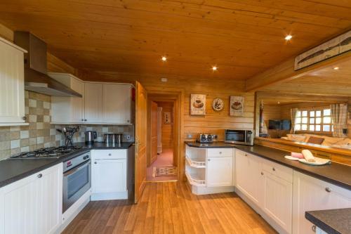 Kuchyň nebo kuchyňský kout v ubytování Pine Log Cabin