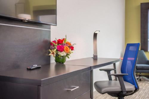 a vase of flowers on a desk in an office at Holiday Inn Express & Suites - Tampa North - Wesley Chapel by IHG in Wesley Chapel