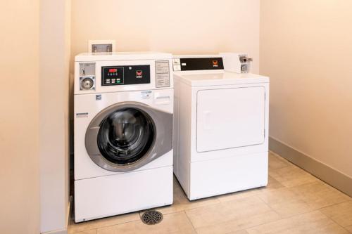 a washing machine and a dryer in a room at Holiday Inn Express & Suites - Tampa North - Wesley Chapel by IHG in Wesley Chapel