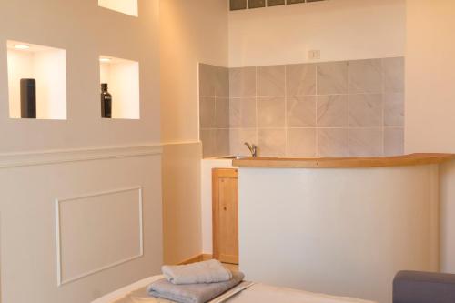 La salle de bains est pourvue d'un lit et d'un lavabo. dans l'établissement Ilya Delux nice apartment, à Sal Rei