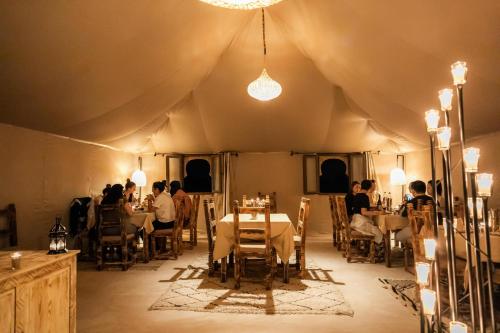 מסעדה או מקום אחר לאכול בו ב-Aiour Luxury Camp