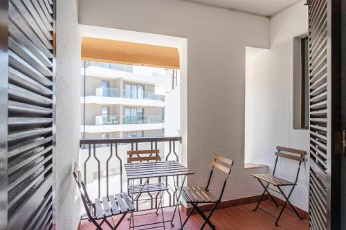 comedor con sillas y mesa en el balcón en FLH - Ericeira Beach Apartments, en Ericeira