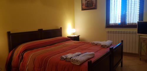 1 dormitorio con 1 cama grande y toallas. en Masseria Frangiosa, en Torrecuso