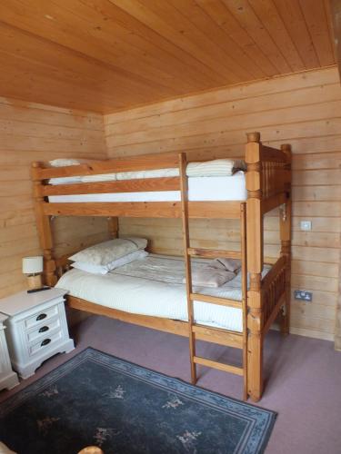 Postel nebo postele na pokoji v ubytování Pine Log Cabin