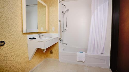 Bathroom sa Holiday Inn Express Bordentown - Trenton South, an IHG Hotel