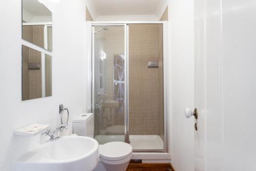 une salle de bain avec une douche, des toilettes et un lavabo dans l'établissement FLH Sé Apartment, à Lisbonne