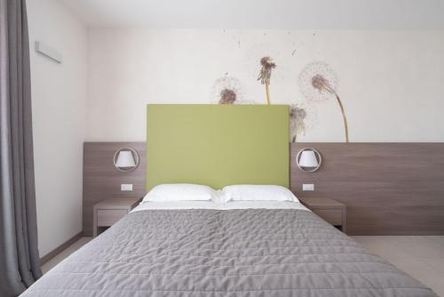 Hotel Iris Jesoloにあるベッド