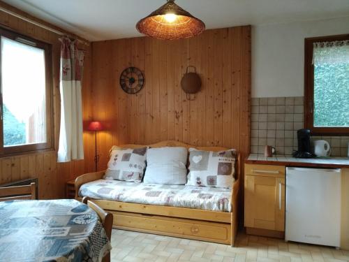a bedroom with a bed in the corner of a room at Chalet avec jardin in Bourg-Saint-Maurice