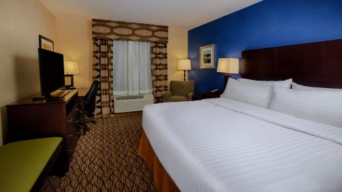 A bed or beds in a room at Holiday Inn Express Bordentown - Trenton South, an IHG Hotel