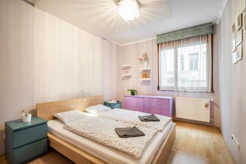 um quarto com uma cama grande e uma janela em Apartment Downtown Karpat 9 em Budapeste