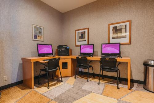 TV a/nebo společenská místnost v ubytování Crowne Plaza San Francisco Airport by IHG