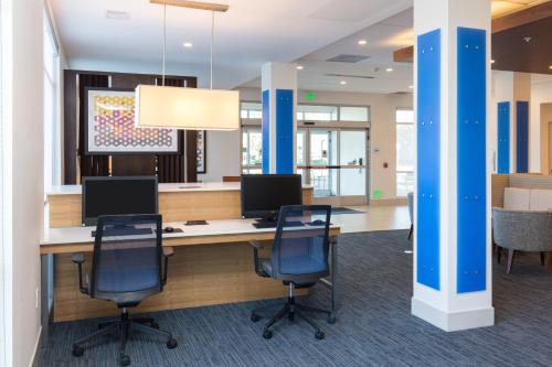 Телевизор и/или развлекательный центр в Holiday Inn Express Visalia-Sequoia Gateway Area by IHG