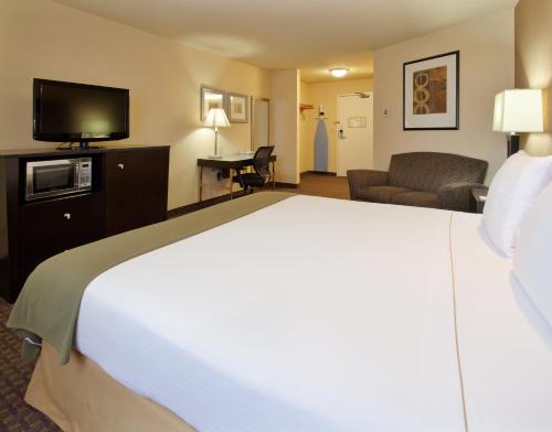 TV a/nebo společenská místnost v ubytování Holiday Inn Express Union City San Jose by IHG