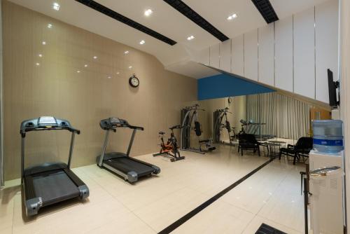 a gym with treadmills and ellipticals in a room at Holiday Inn Express Tianjin Heping by IHG in Tianjin