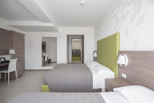 Hotel Iris Jesoloにあるベッド