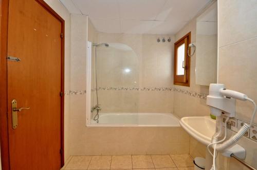 La salle de bains est pourvue d'une baignoire, d'une douche et d'un lavabo. dans l'établissement Apartment Tango, à Lloret de Mar
