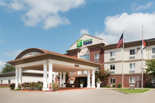 a front view of a hotel with an american flag at Holiday Inn Express Warrenton by IHG in Warrenton