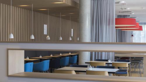 Ein Restaurant oder anderes Speiselokal in der Unterkunft Holiday Inn Express - Wiesbaden by IHG 