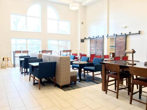 A restaurant or other place to eat at Holiday Inn Express Hotel & Suites White River Junction, an IHG Hotel