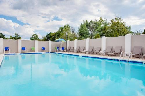 Swimming pool sa o malapit sa Holiday Inn Express Washington DC East- Andrews AFB, an IHG Hotel