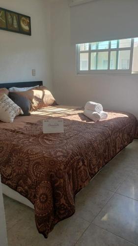 a large bed in a room with a sign on it at DEPA 100 POR CIENTO FAMILIAR ACAPULCO CERCA DEL MAR CON ROFF GARDEN y JACUZZI in Acapulco
