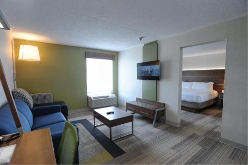 Ruang duduk di Holiday Inn Express & Suites Toronto Airport West, an IHG Hotel