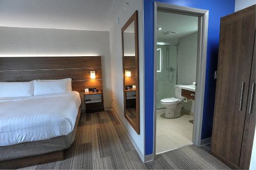 Un ou plusieurs lits dans un hébergement de l'établissement Holiday Inn Express & Suites Toronto Airport West by IHG