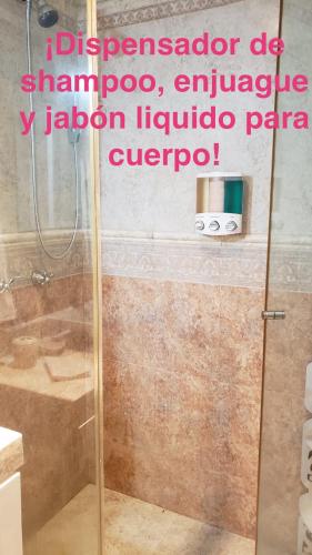 a bathroom with a shower with a glass door at DEPA 100 POR CIENTO FAMILIAR ACAPULCO CERCA DEL MAR CON ROFF GARDEN y JACUZZI in Acapulco