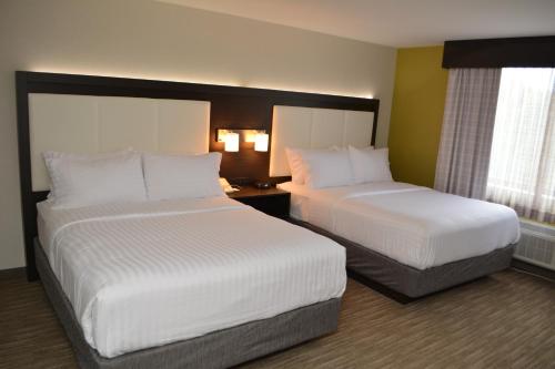 מיטה או מיטות בחדר ב-Holiday Inn Express & Suites Waterville - North, an IHG Hotel