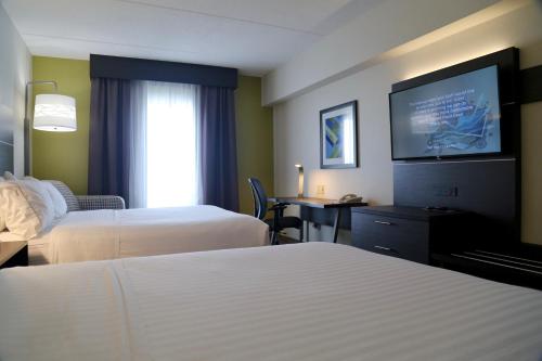 Säng eller sängar i ett rum på Holiday Inn Express Brampton, an IHG Hotel