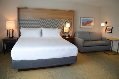 Postel nebo postele na pokoji v ubytování Holiday Inn Edmonton South - Evario Events by IHG