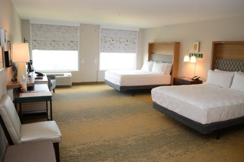 Postel nebo postele na pokoji v ubytování Holiday Inn Edmonton South - Evario Events by IHG