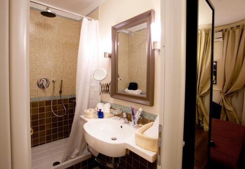羅馬的住宿－Colfelice Rooms，一间带水槽和淋浴的浴室