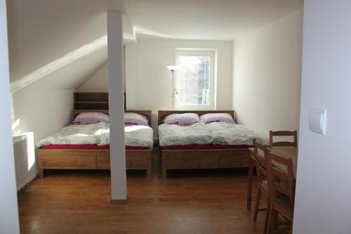 Giường trong phòng chung tại Horská chata Hubertus