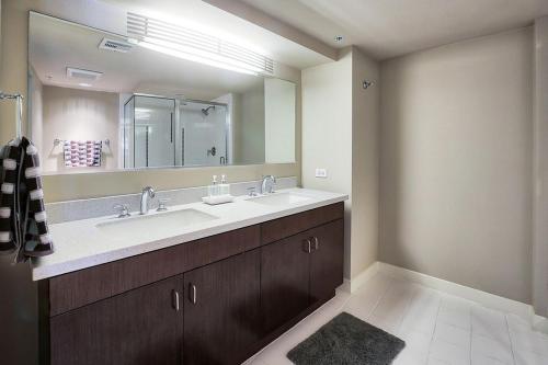 een badkamer met een wastafel en een grote spiegel bij Central Apartment in Los Angeles