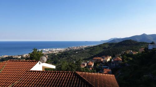 una vista desde el techo de una ciudad con el océano en B&B TRA CIELO e MARE en Pietra Ligure
