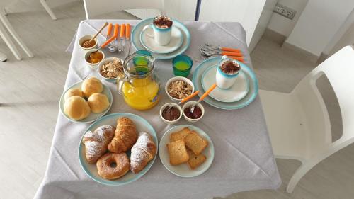 una mesa con platos de desayuno. en B&B TRA CIELO e MARE, en Pietra Ligure