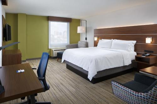 Holiday Inn Express - Richmond Downtown, an IHG Hotel tesisinde bir odada yatak veya yataklar