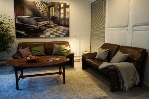 ein Wohnzimmer mit einem Sofa und einem Couchtisch in der Unterkunft Ferienwohnungen Ambiente am Breiten Tor in Goslar