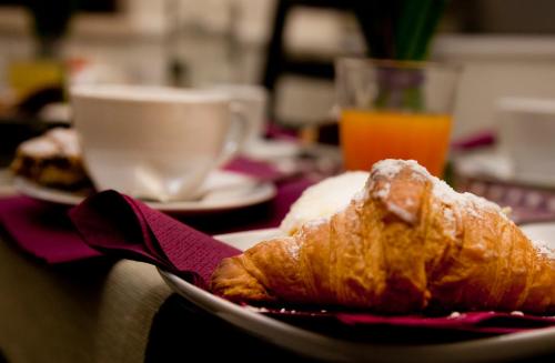 un piatto di croissant seduti su un tavolo di Colfelice Rooms a Roma