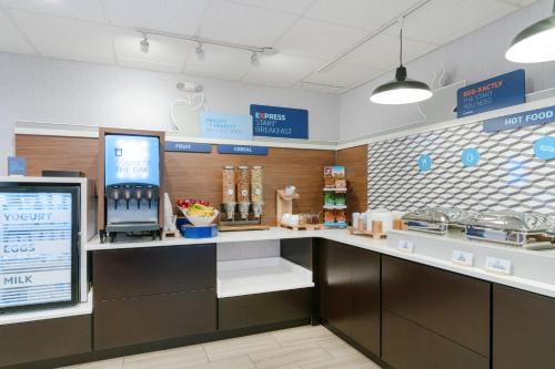 Η κουζίνα ή μικρή κουζίνα στο Holiday Inn Express Prince Frederick by IHG