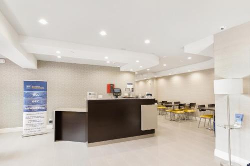 a lobby with a waiting room with tables and chairs at Best Western Red Coach Inn in San Francisco