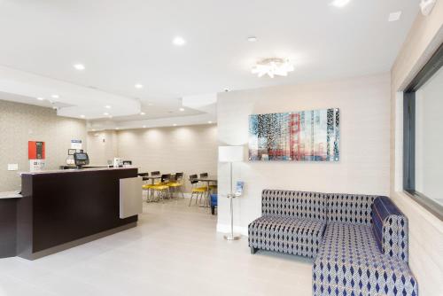 a waiting room with a chair and a counter at Best Western Red Coach Inn in San Francisco