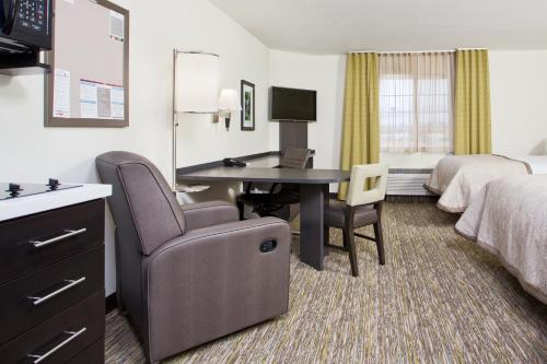 Un pat sau paturi într-o cameră la Candlewood Suites Fort Campbell - Oak Grove, an IHG Hotel