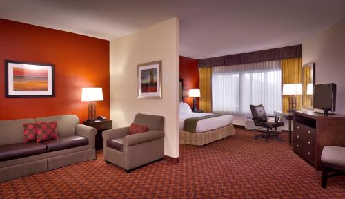 Setusvæði á Holiday Inn Express & Suites Mesquite Nevada, an IHG Hotel
